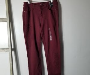 NWT SOHO WOMEN'S BURGUNDY BOYFRIEND CROPPED PANTS WITH CUTOUT DESIGN SIZE 8